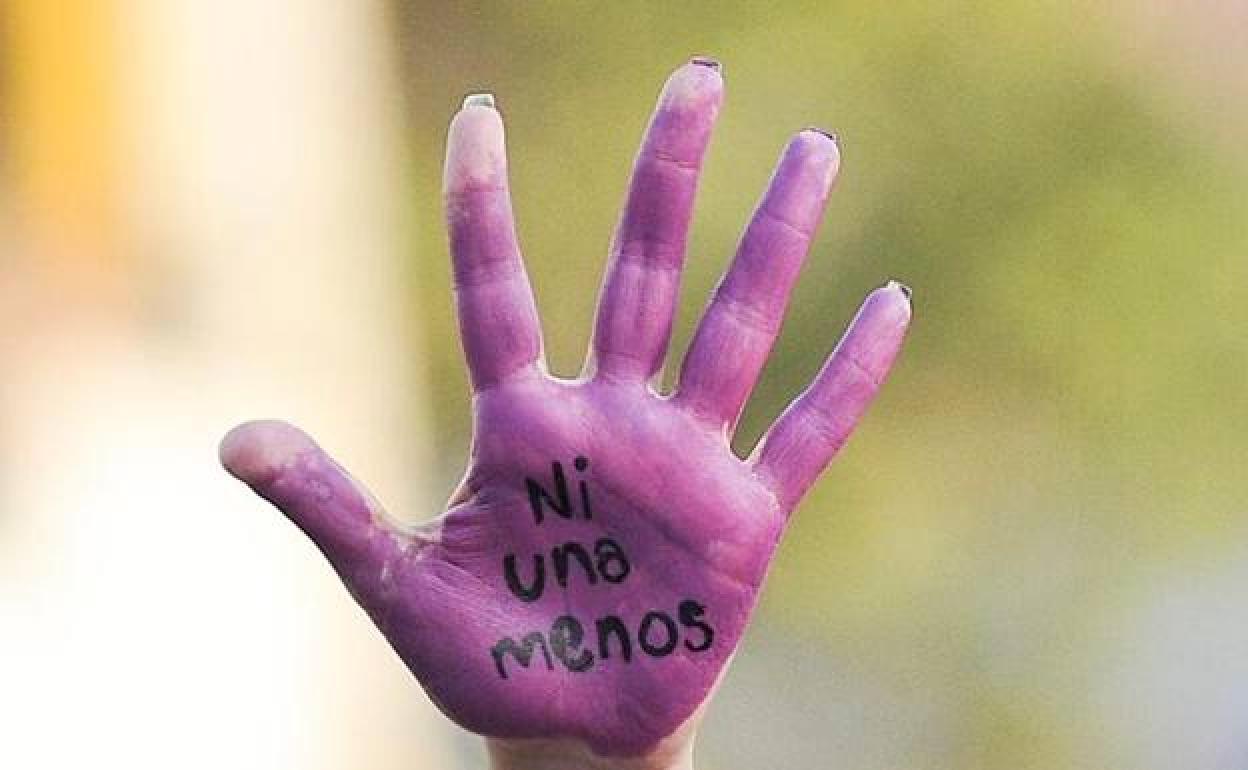 Una mujer muestra la palma de su mano en una manifestación contra la violencia machista. 