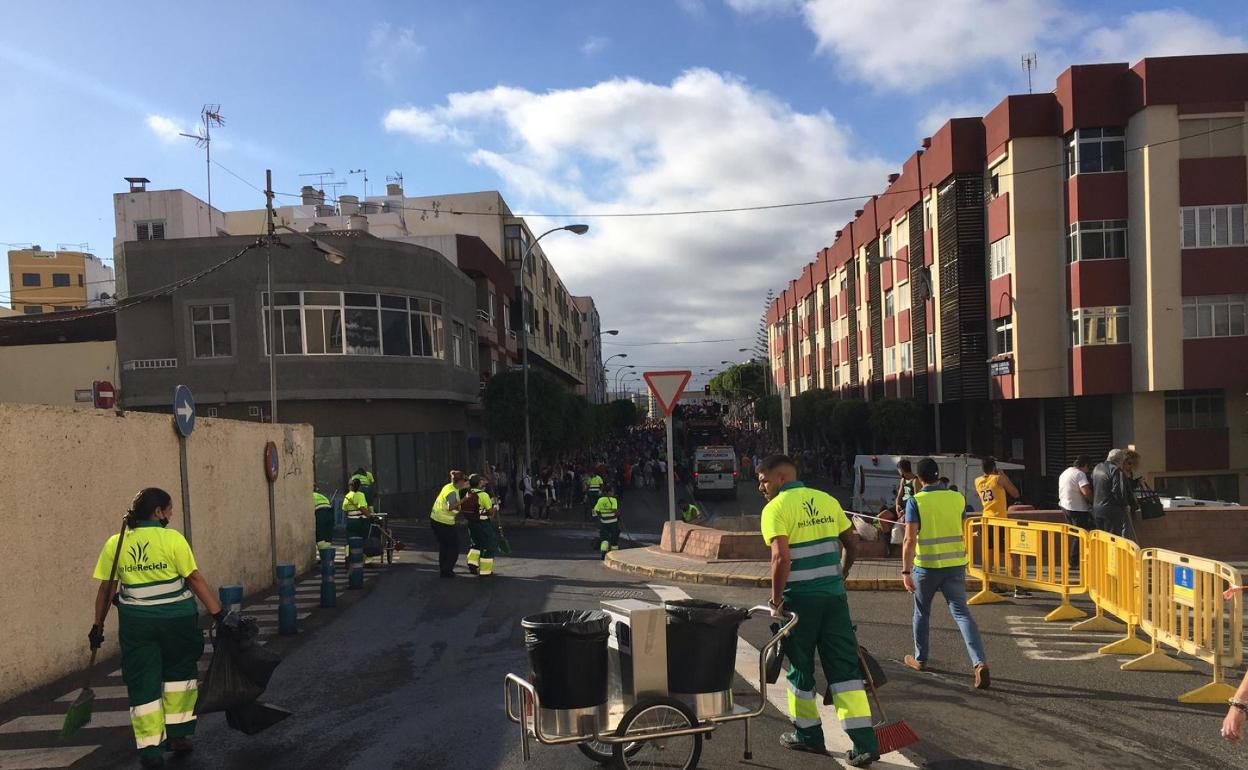 El equipo de limpieza fue trabajando detrás de la cabalgata del sábado. 