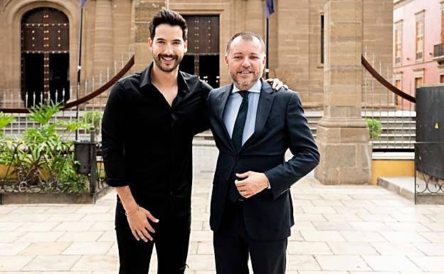El actor Carlos Torres con el alcalde de Gáldar, Teodoro Sosa, en la presentación del DN7 Festival celebrada ayer. 