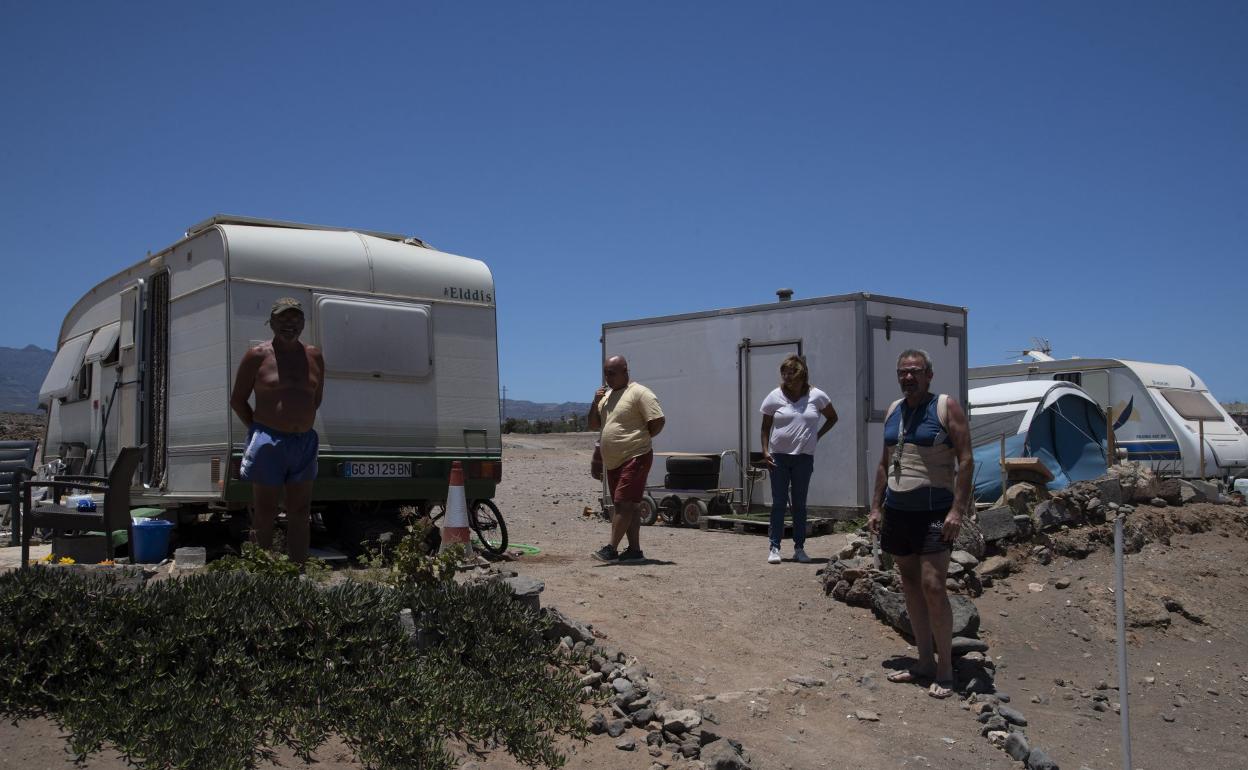 Imagen de algunos campistas que tras el ultimátum de la Policía Local siguen teniendo sus caravanas en Hoya del Pozo. 