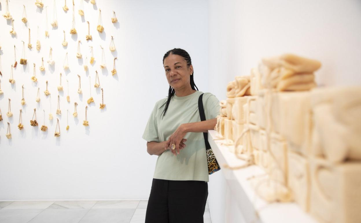 Myriam Mihindou, en el CAAM, junto a varias de sus piezas para 'El teatro de las memorias'. 