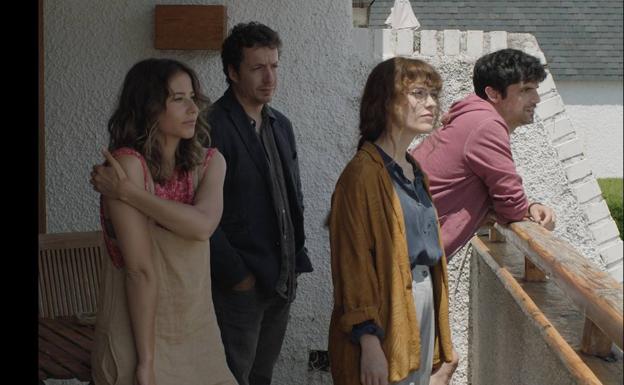Irene Escolar, Vito Sanz, Itsaso Arana y Francesco Carril en una escena de 'Teneís que venir a verla'.