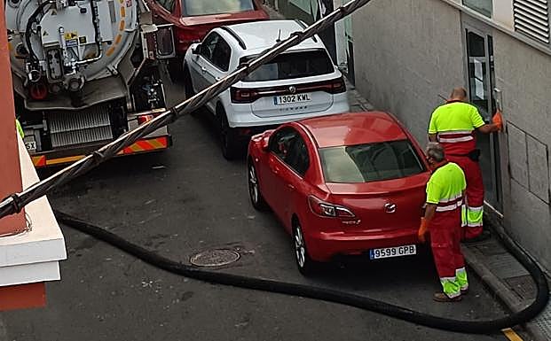 Limpieza de arquetas para evitar que las aguas negras se introduzcan en las viviendas de la calle Gordillo. 