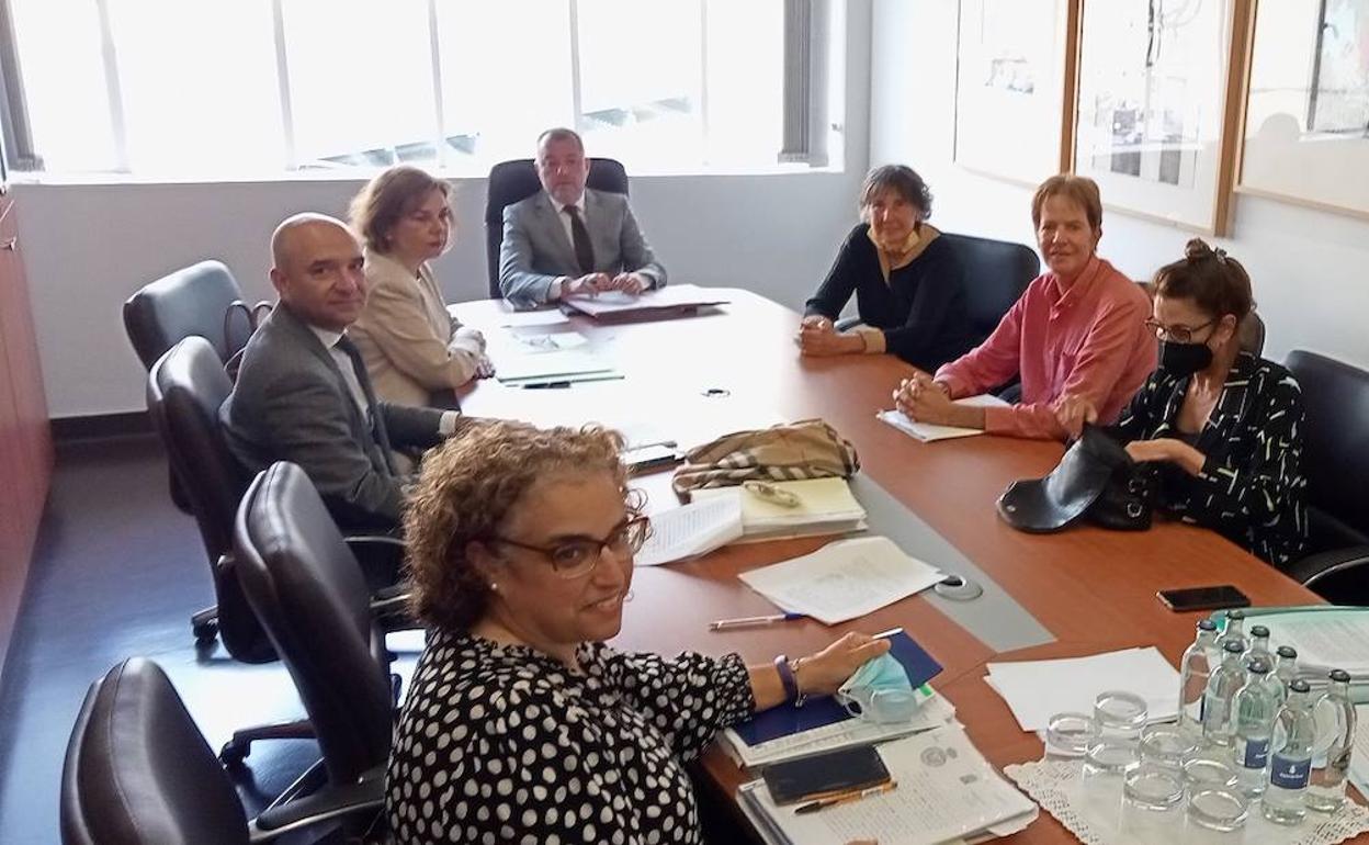 El momento en el que se firmó la adquisición, este jueves. 