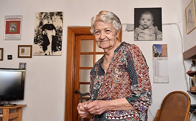 Fray Tomás está muy presente en casa de Antonia. A su derecha, al fondo, cuadro con una imagen de su hermano. También tiene enmarcadas las tarjetas que anunciaron la misa que dio en Carrizal en 1931. 