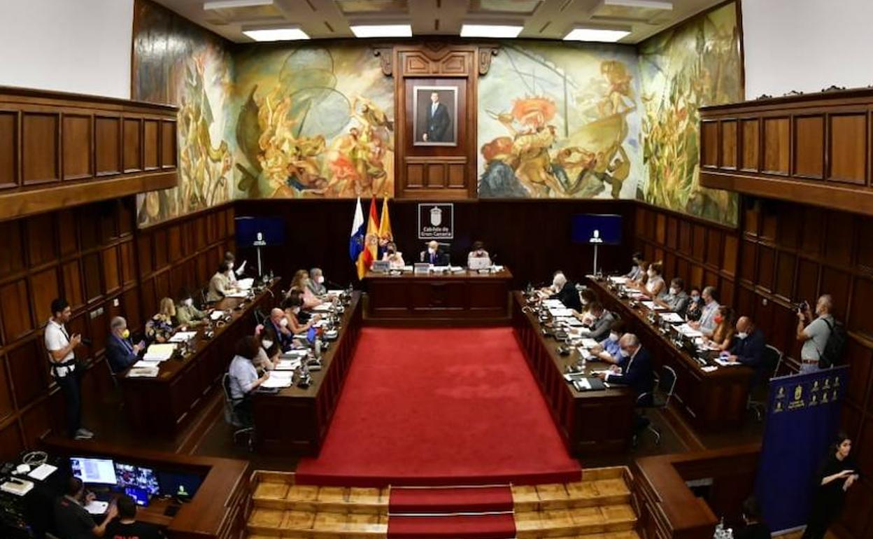 El Tripartito tira de datos de empleo y turismo para avalar su gestión