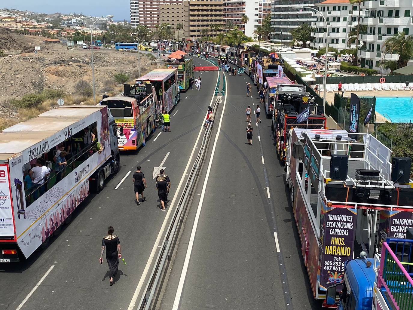 Fotos: Una caravana de carrozas aguarda la salida de la última gran cabalgata de carnaval de 2022