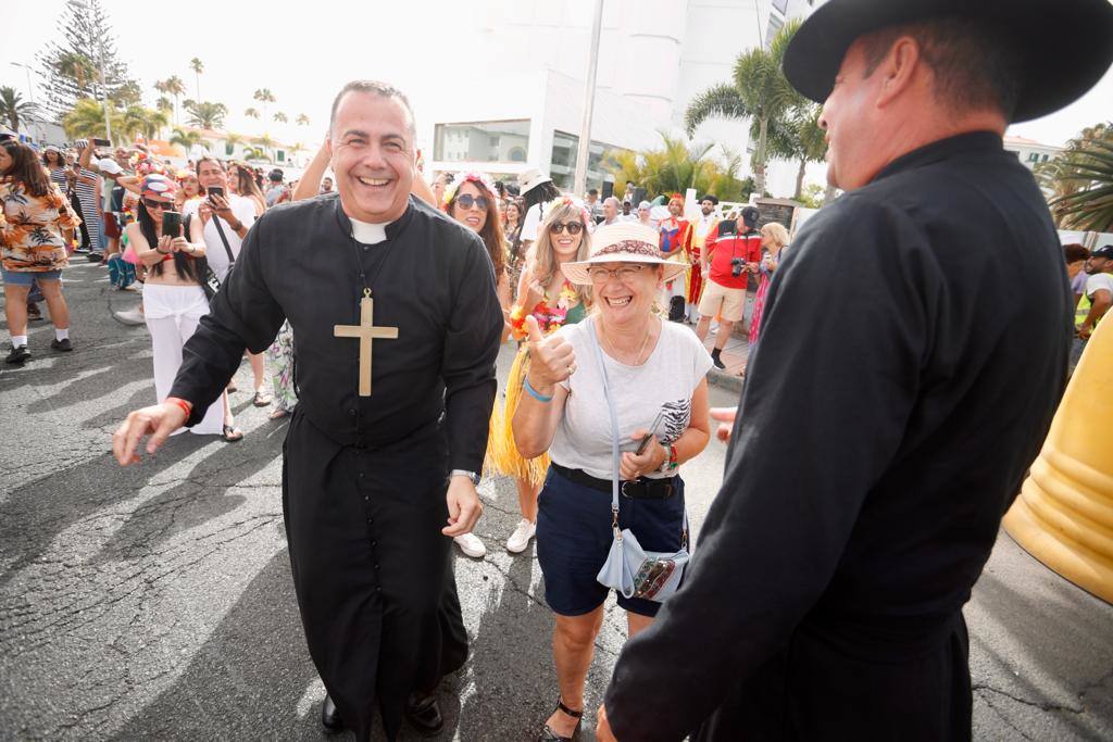 Fotos: Una caravana de carrozas aguarda la salida de la última gran cabalgata de carnaval de 2022