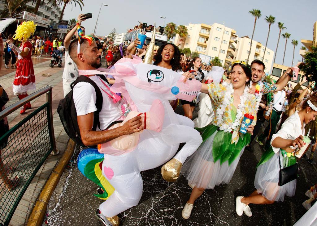 Fotos: Una caravana de carrozas aguarda la salida de la última gran cabalgata de carnaval de 2022