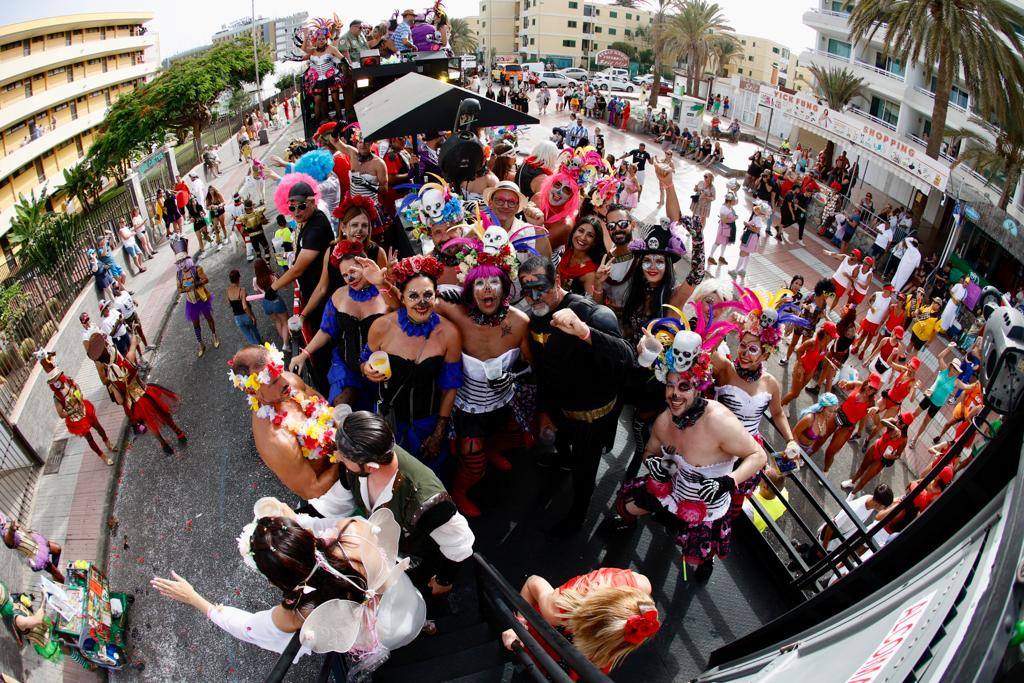 Fotos: Una caravana de carrozas aguarda la salida de la última gran cabalgata de carnaval de 2022