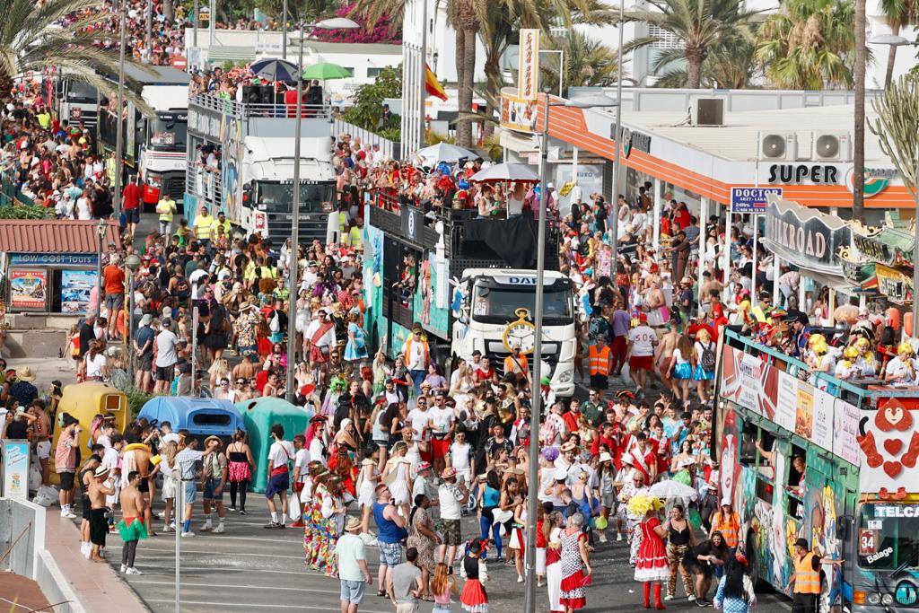Fotos: Una caravana de carrozas aguarda la salida de la última gran cabalgata de carnaval de 2022
