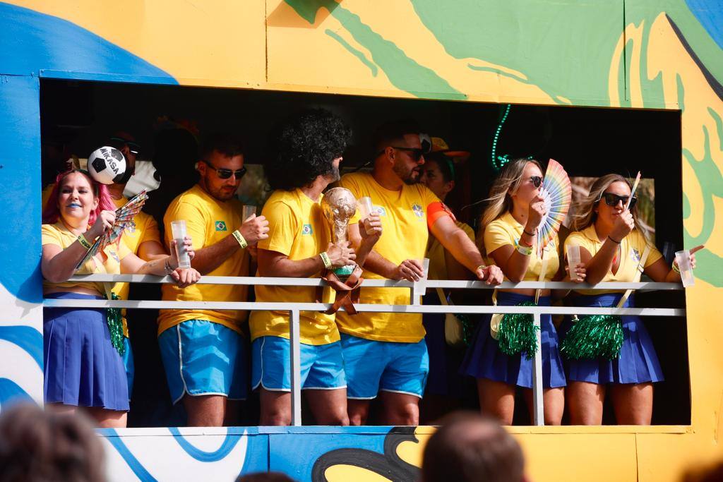 Fotos: Una caravana de carrozas aguarda la salida de la última gran cabalgata de carnaval de 2022