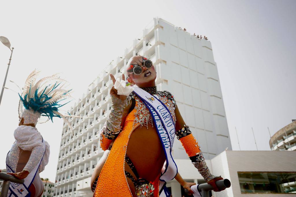 Fotos: Una caravana de carrozas aguarda la salida de la última gran cabalgata de carnaval de 2022