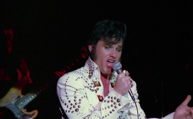 Russell como Elvis. 