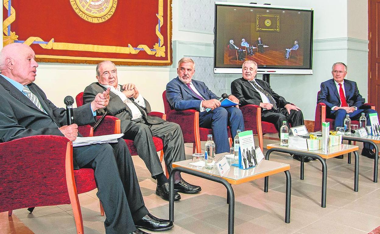 De izquierda a derecha, Antonio Marrero, Jerónimo Saavedra, Lluís Serra (centro), Lorenzo Olarte y Antonio Mª Martín