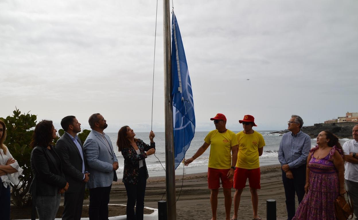 La alcaldesa de Telde, Carmen Hernández, durante el izado de la bandera azul en la playa de La Garita. 