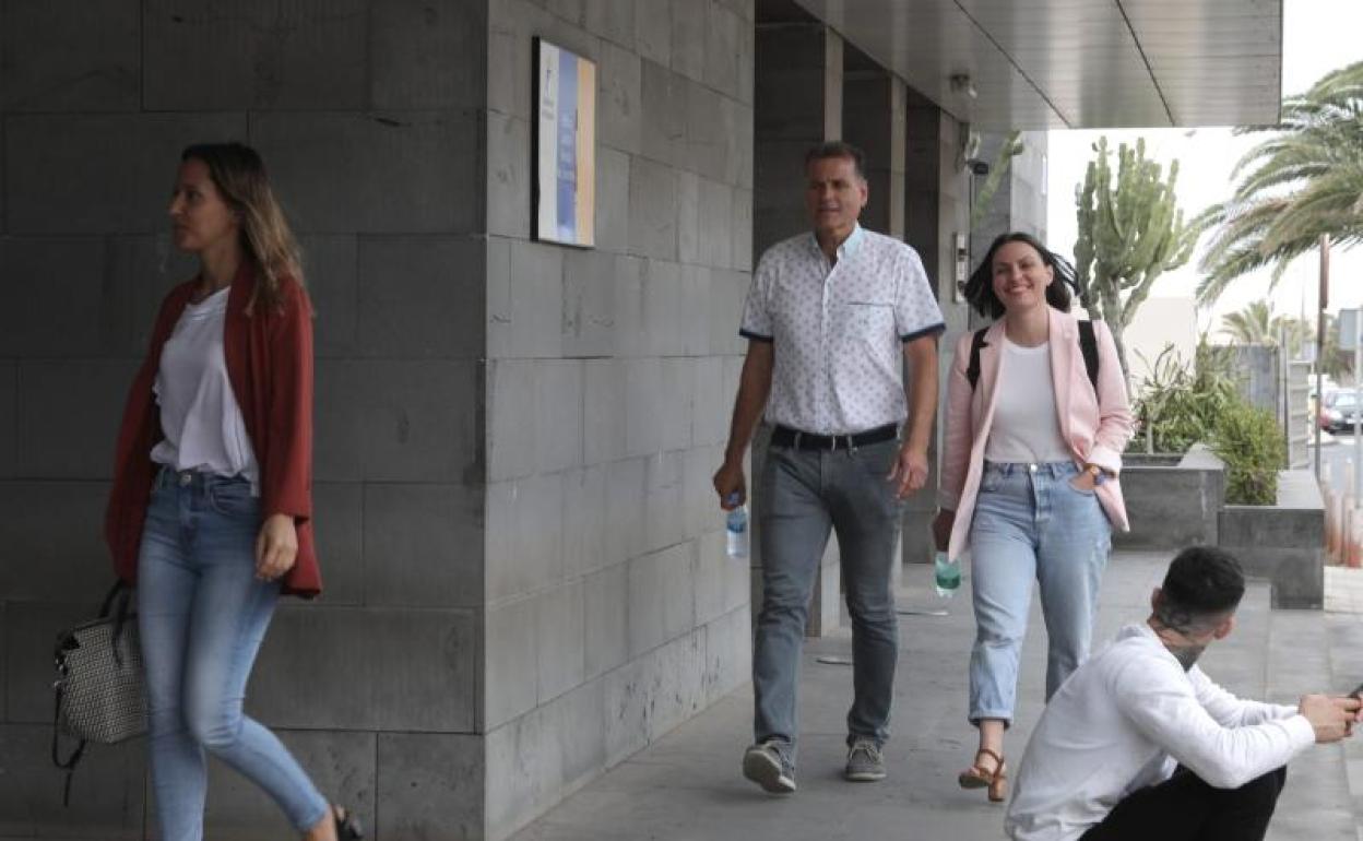 Domingo Cejas y Migdalia Machín llegando al Palacio de Justicia. 