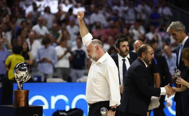 Pablo Laso celebra el título de Liga ACB del Real Madrid.