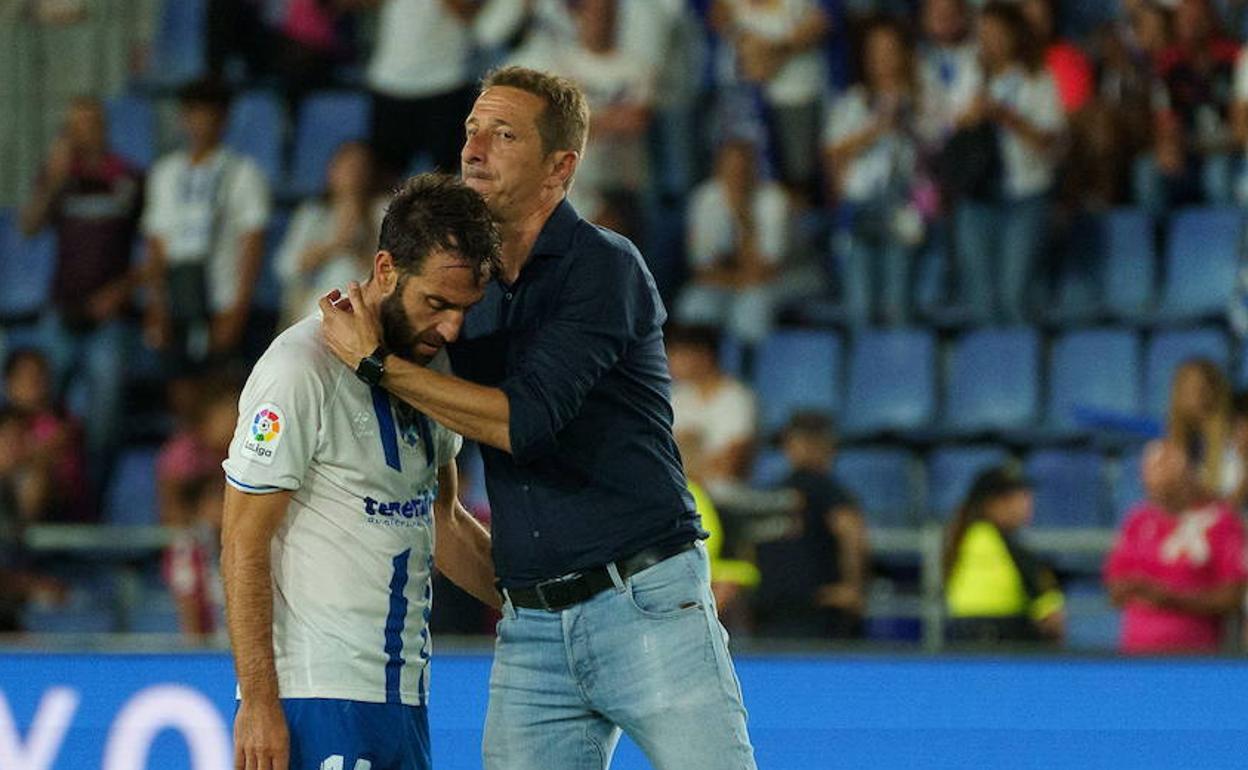 Ramis, consolando a Carlos Ruiz tras el partido. 