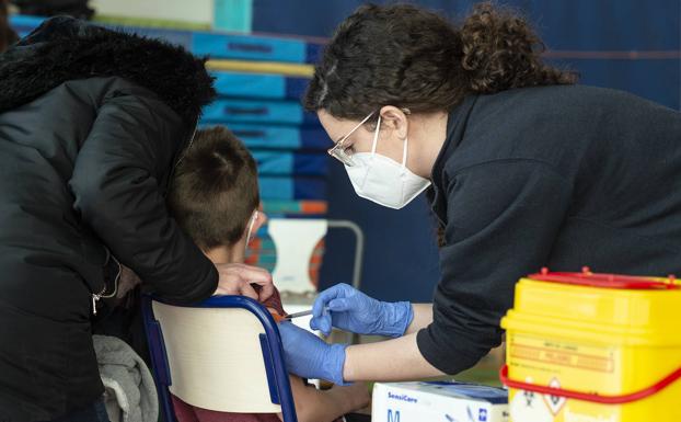 Un niño recibe la vacuna pediátrica con la covid-19 en Castellón el pasado 13 de enero. 