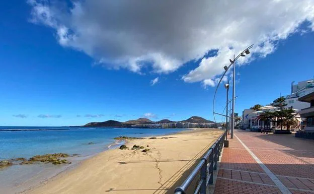 Inicio del verano en el paseo de Las Canteras.