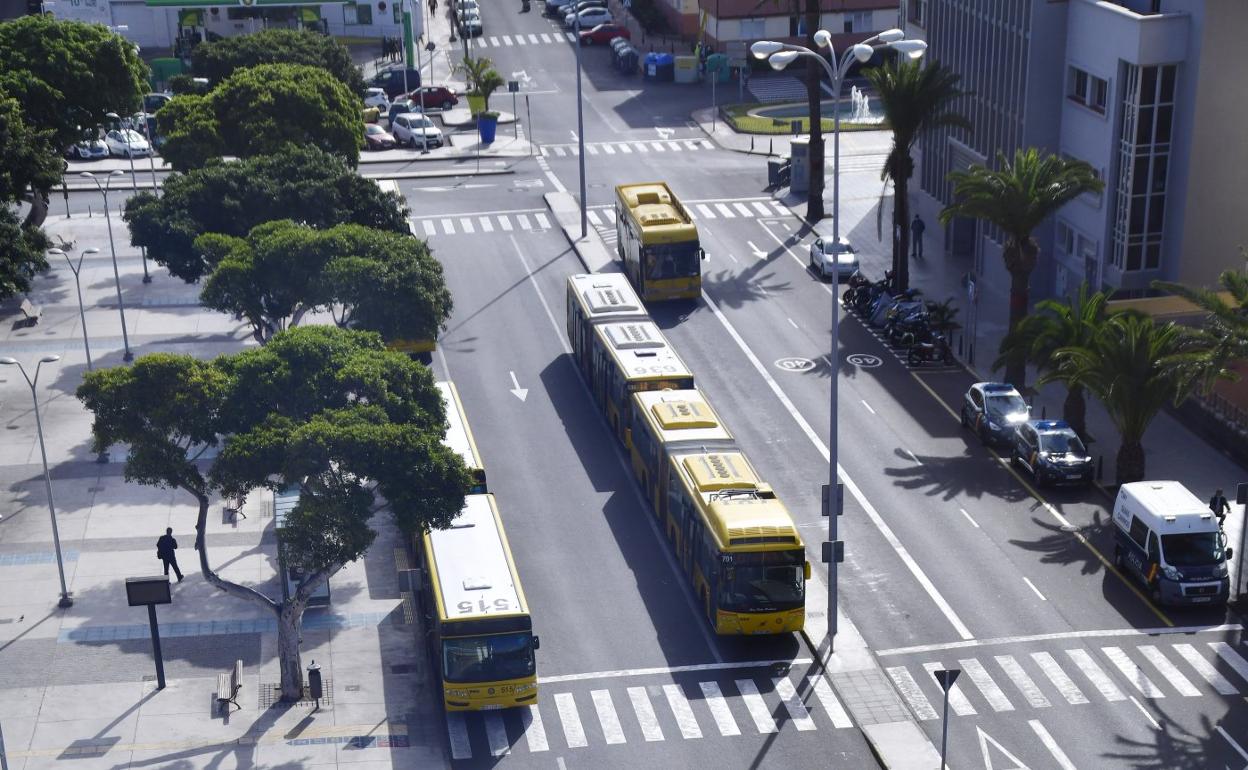 Guaguas en la plaza de Manuel Becerra. 