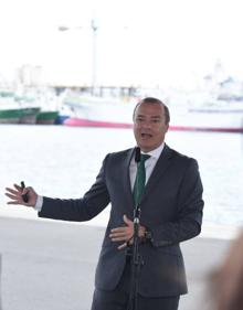 Imagen secundaria 2 - Augusto Hidalgo y Luis Ibarra durante la presentación del proyecto Puerto-Ciudad. 