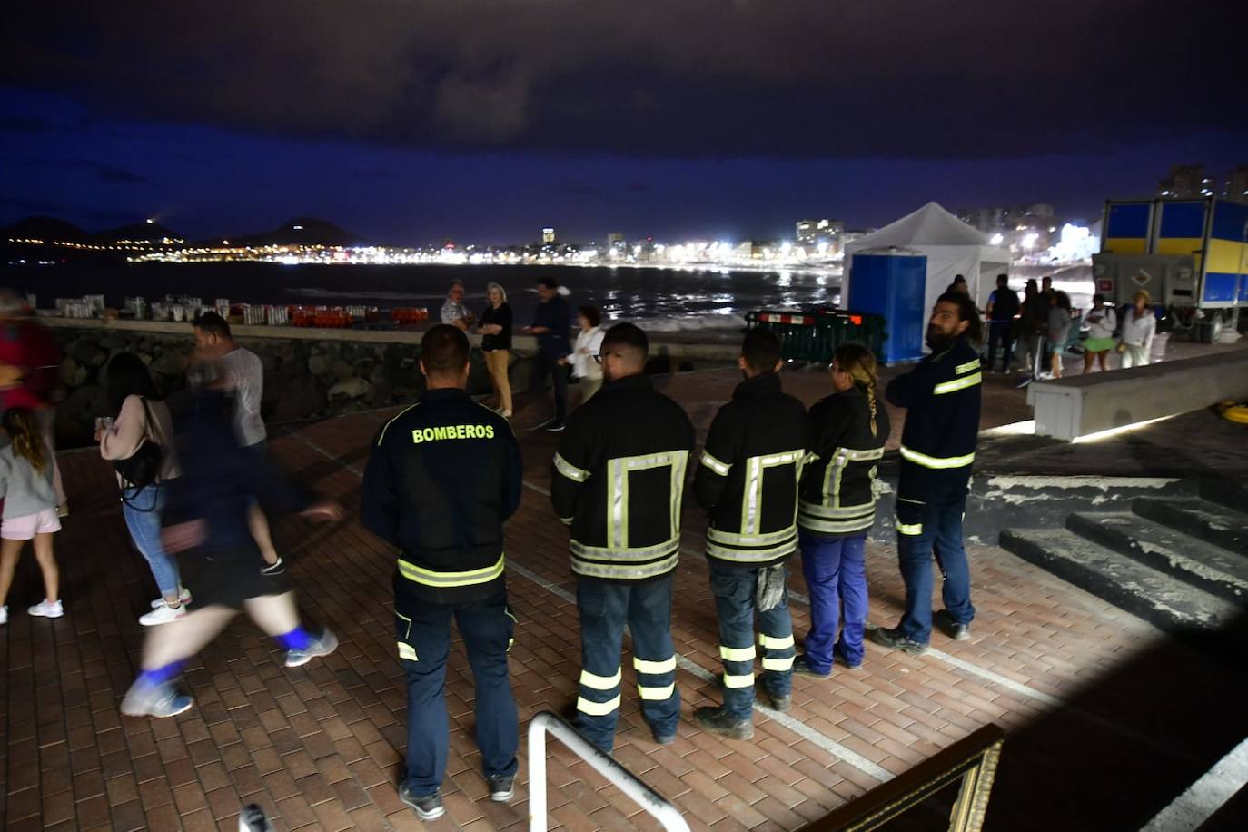 Fotos: Lleno total en las Canteras para disfrutar de la noche de San Juan