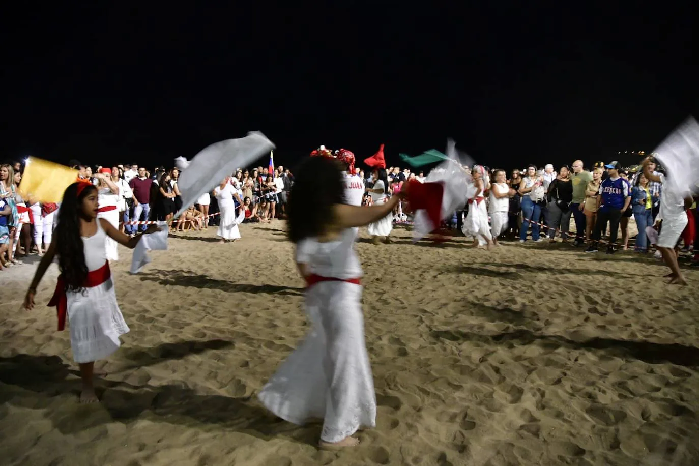 Fotos: Lleno total en las Canteras para disfrutar de la noche de San Juan