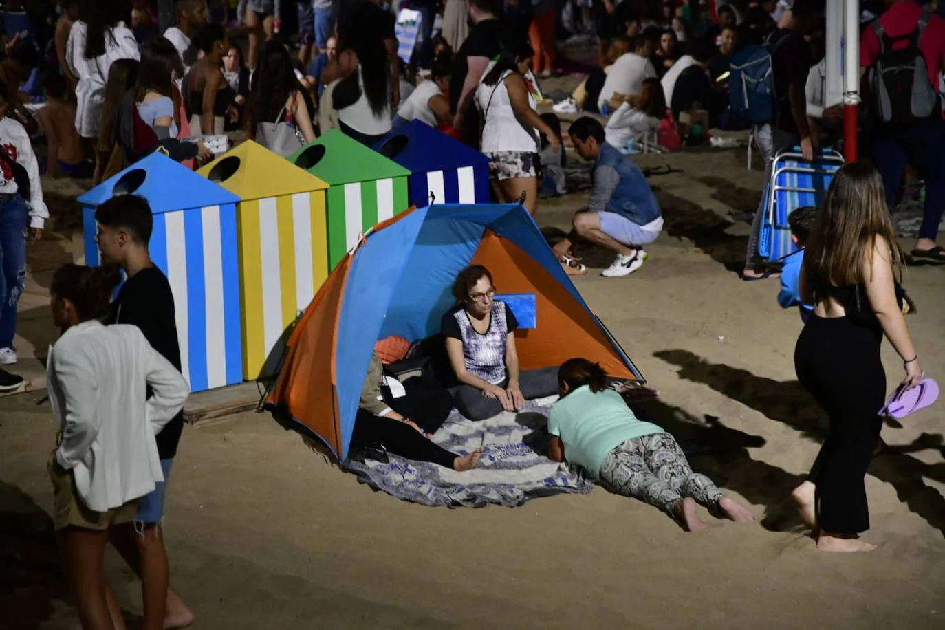 Fotos: Lleno total en las Canteras para disfrutar de la noche de San Juan