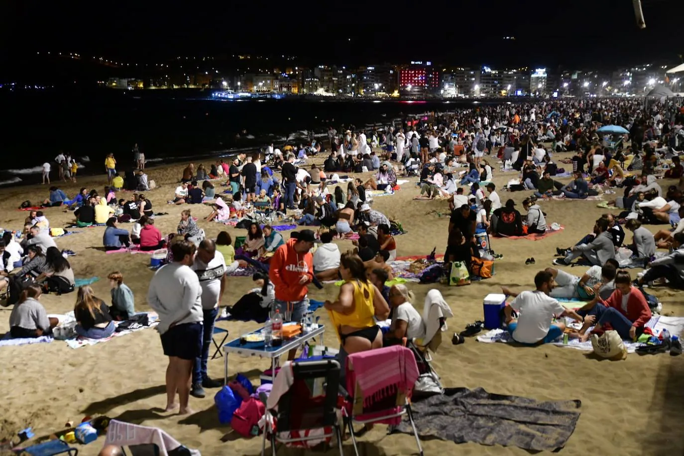 Fotos: Lleno total en las Canteras para disfrutar de la noche de San Juan