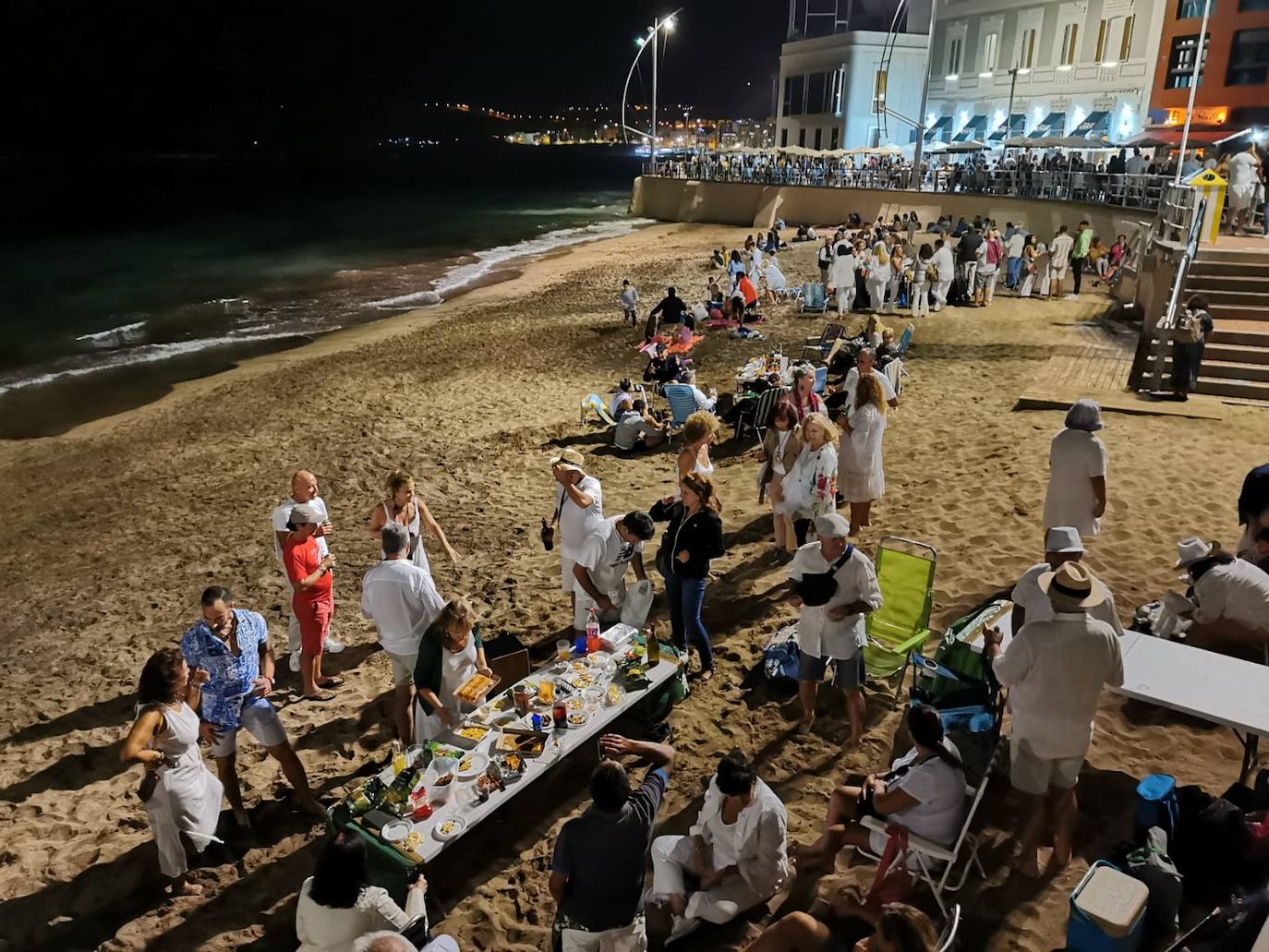 Fotos: Lleno total en las Canteras para disfrutar de la noche de San Juan