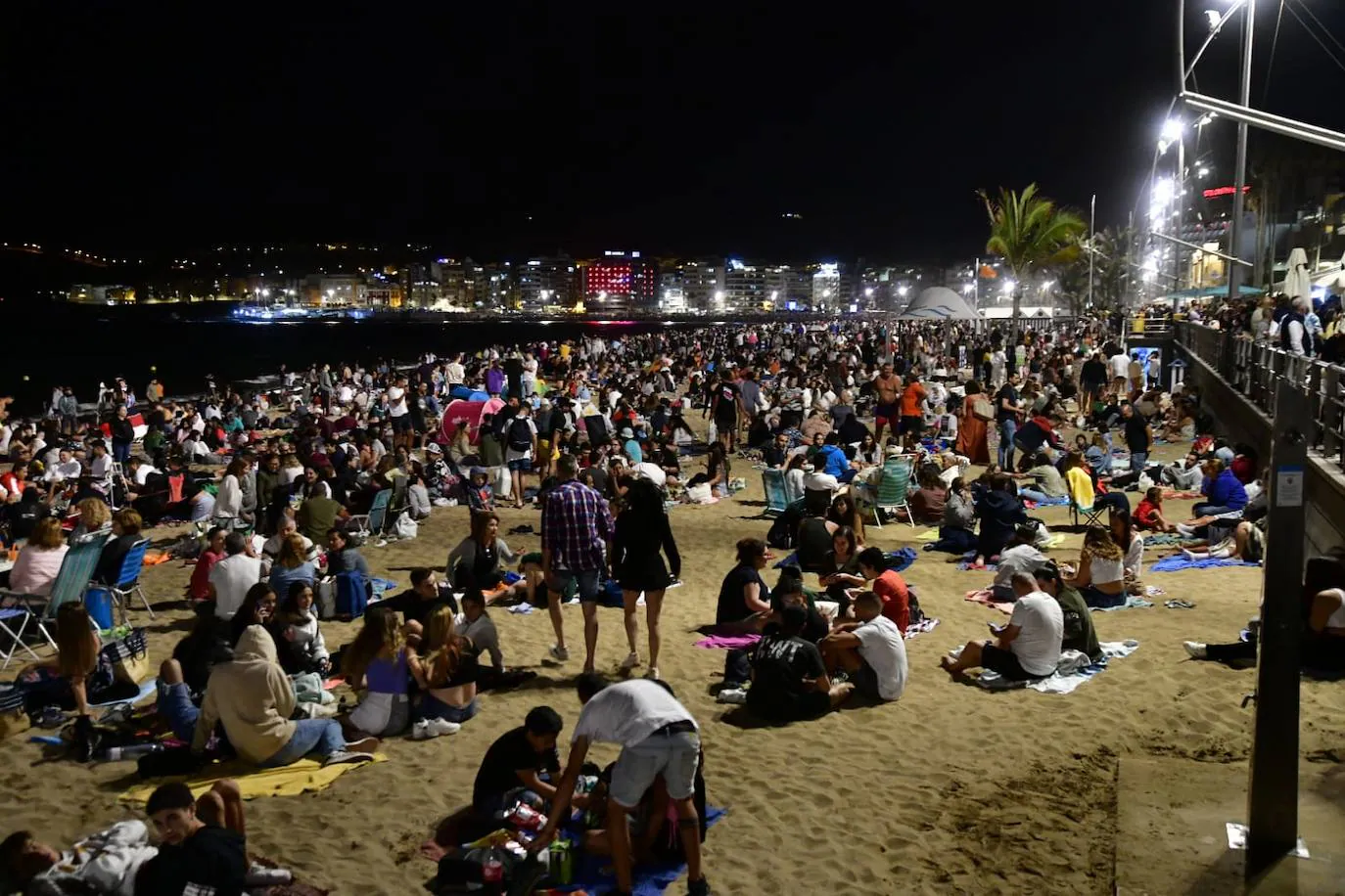 Fotos: Lleno total en las Canteras para disfrutar de la noche de San Juan