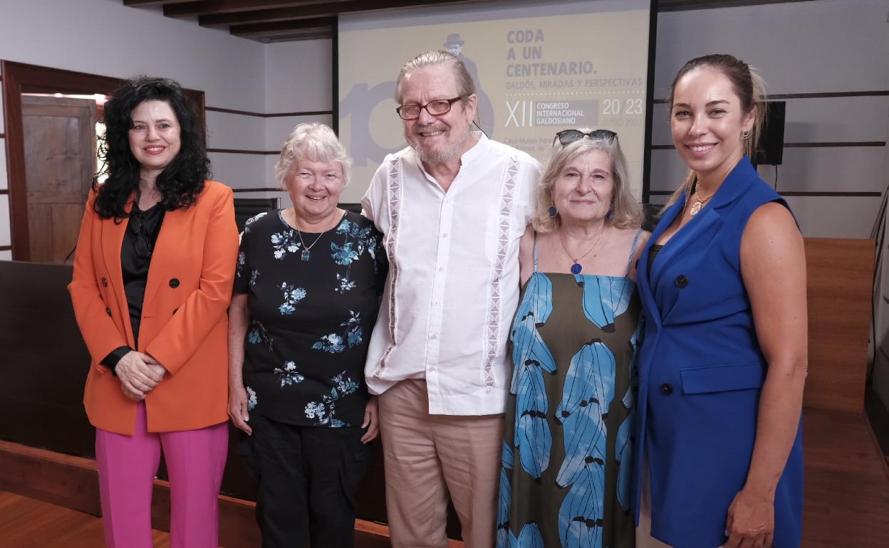 De izquierda a derecha, Victoria Galván, Linda Willem, John Sinnigen, María Ángeles Rodríguez (galdosistas de honor) y Guacimara Medina.