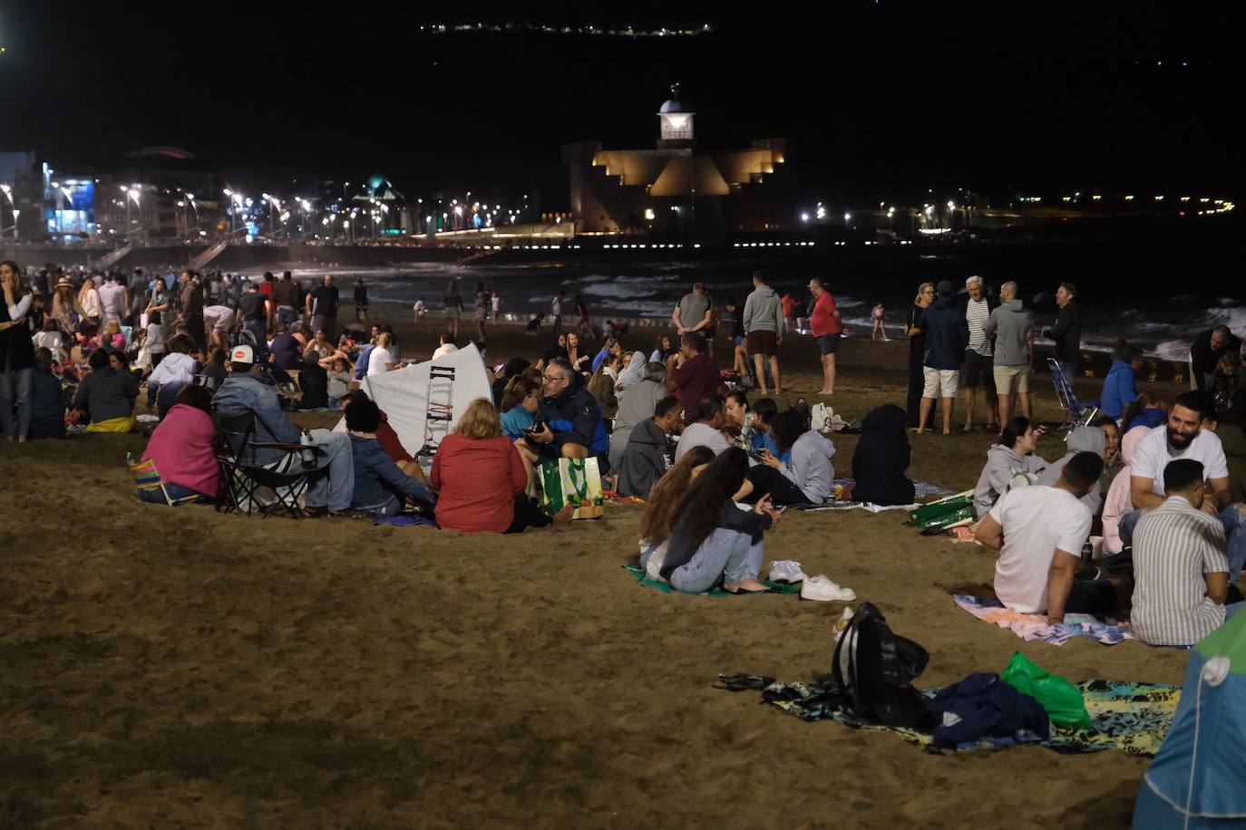 Fotos: Lleno total en las Canteras para disfrutar de la noche de San Juan