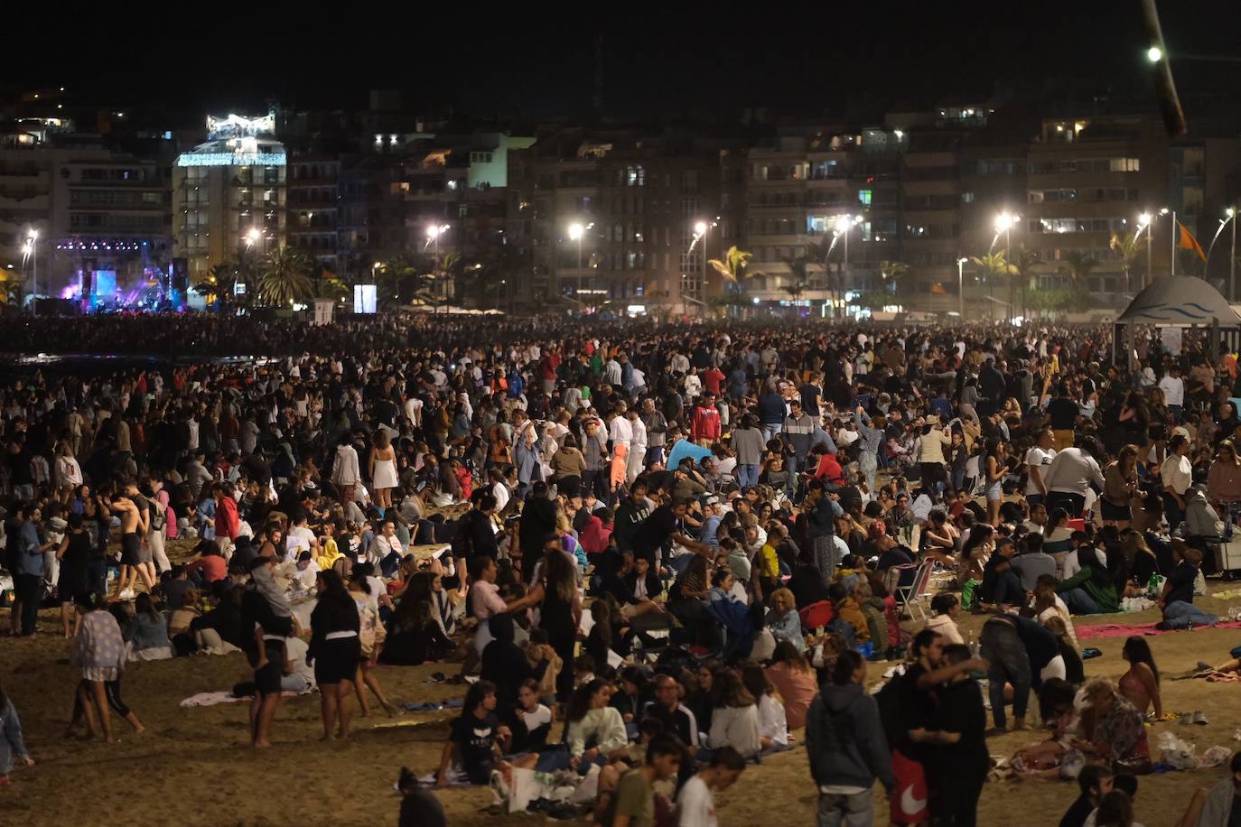 Fotos: Lleno total en las Canteras para disfrutar de la noche de San Juan