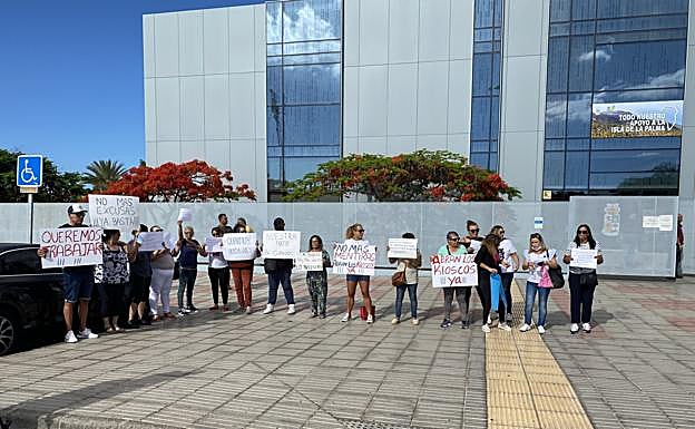 En la imagen, concentración de los trabajadores ante el Ayuntamiento de San Bartolomé. 