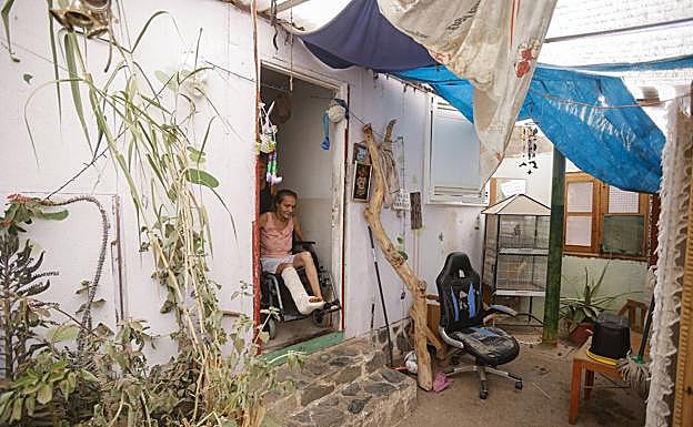 Imagen principal - Exterior e interior del barracón en el que vive Soraya. 
