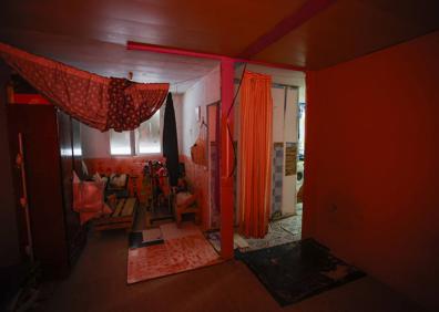 Imagen secundaria 1 - Exterior e interior del barracón en el que vive Soraya. 