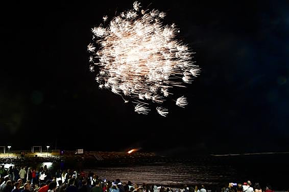 Miles de personas celebran la noche de San Juan en Pozo Izquierdo