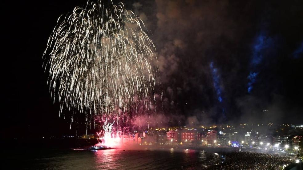 Los fuegos iluminan la noche de la playa de Las Canteras