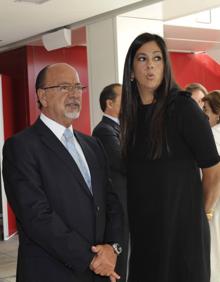 Imagen secundaria 2 - Ángel Ferrera con Margarita Alonso, fallecida en 2007. (abajo a la izq.), y con su hija Sonia (abajo a la drch.). 