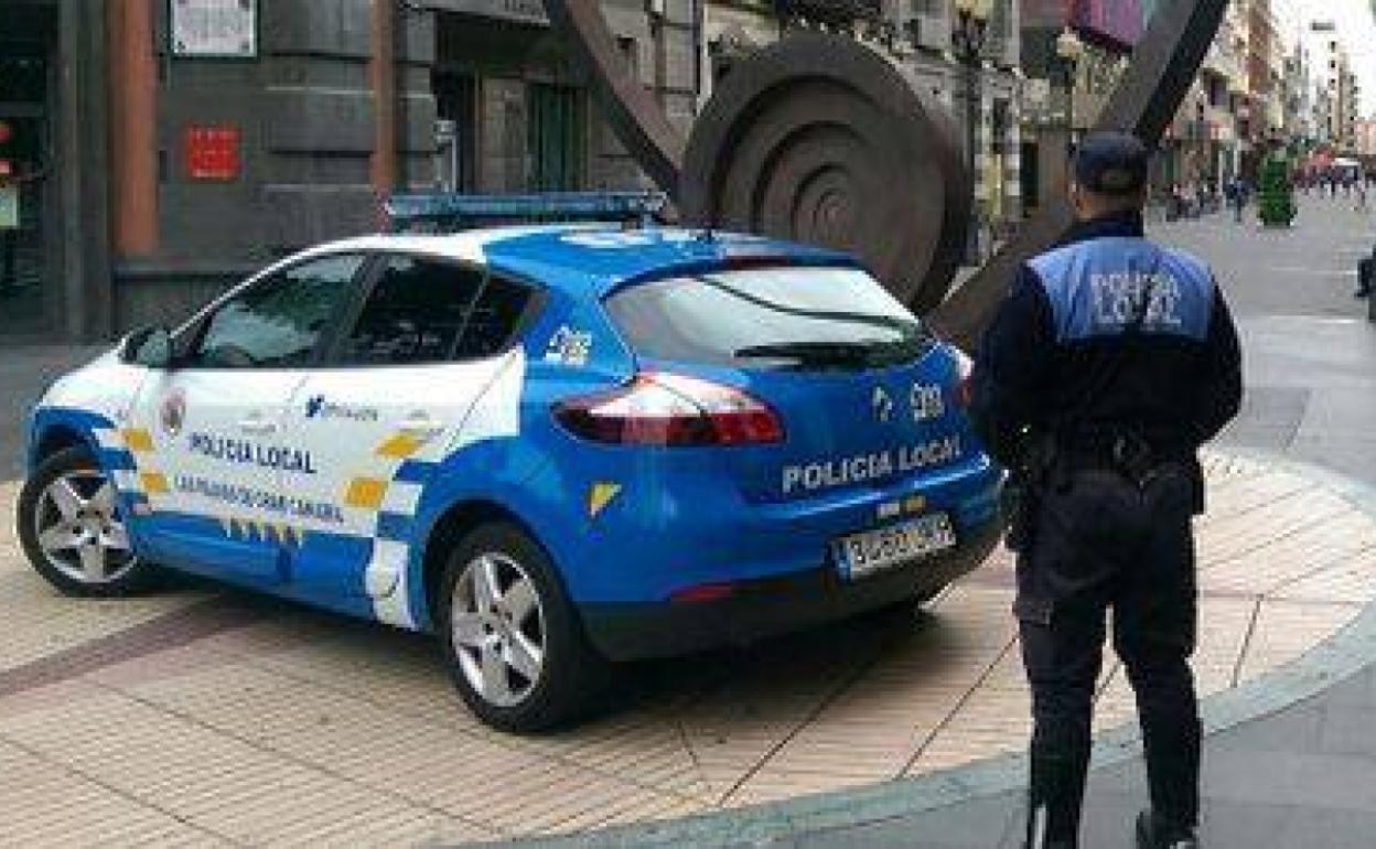 Pillan a una mujer robando a un taxista en la zona de Triana