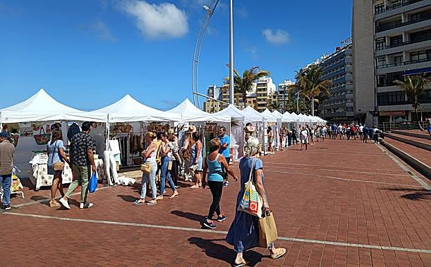 La feria 'Canteras Street Market' volverá a instalarse en Las Canteras el domingo 17 de julio. 