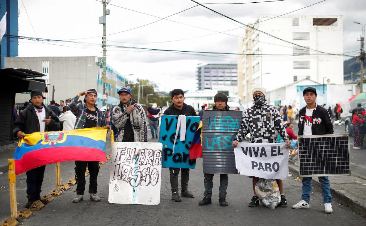 Un grupo de personas que ha participado en las protestas de los últimos días en Quito.