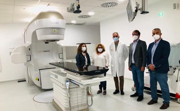 Los parlamentarios, con José Luis Rodríguez Cubas y Sandra Celis, con el acelerador lineal instalado en el búnker del Hospital. /C7
