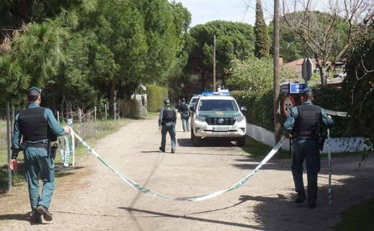 La Guardia Civil retira el cordón de control de acceso al chalé de Óscar S. en El Romeral. 