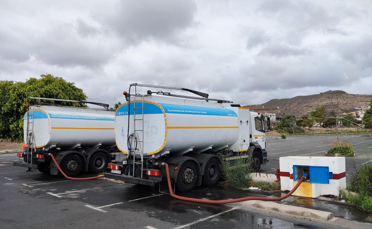 Suministro de agua a dos cubas del servicio de Limpieza Viaria que presta FCC. 