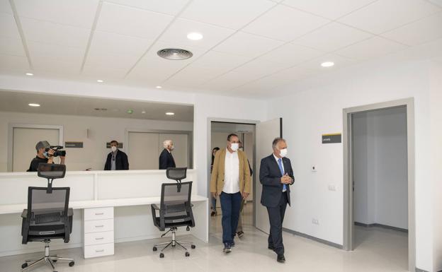 Ángel Víctor Torres y Blas Trujillo visitan la nueva instalación sanitaria. 