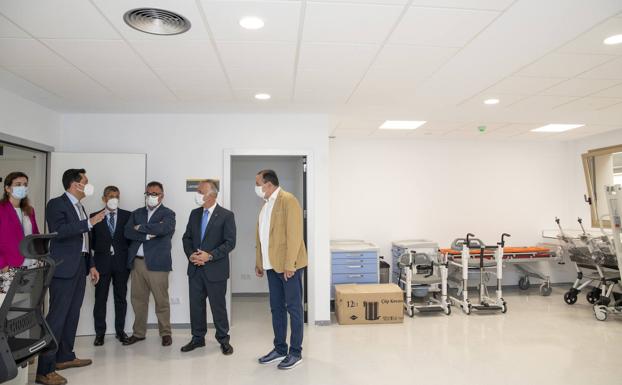 Imagen principal - El presidente de Canarias recorre las diferentes zonas del edificio anexo. 